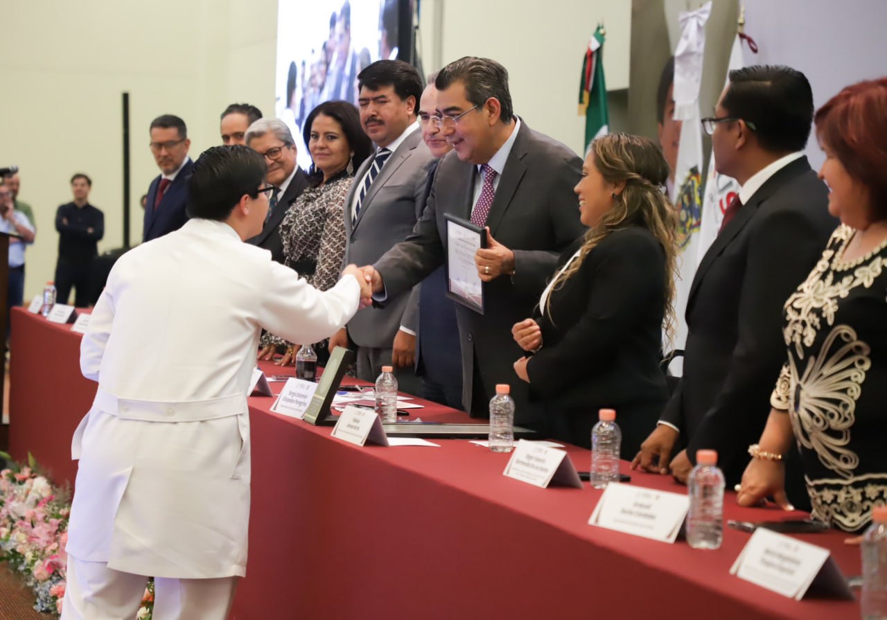 La Universidad de la Salud del Estado de Puebla llevó a cabo la graduación de la primera generación  | Foto: X Sergio Salomón