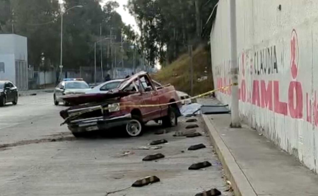 Una camioneta con placas de Durango volcó y cayó de una altura de ocho metros en la lateral de la Puebla-México | Foto: Agencia Es Imagen para El Universal Puebla