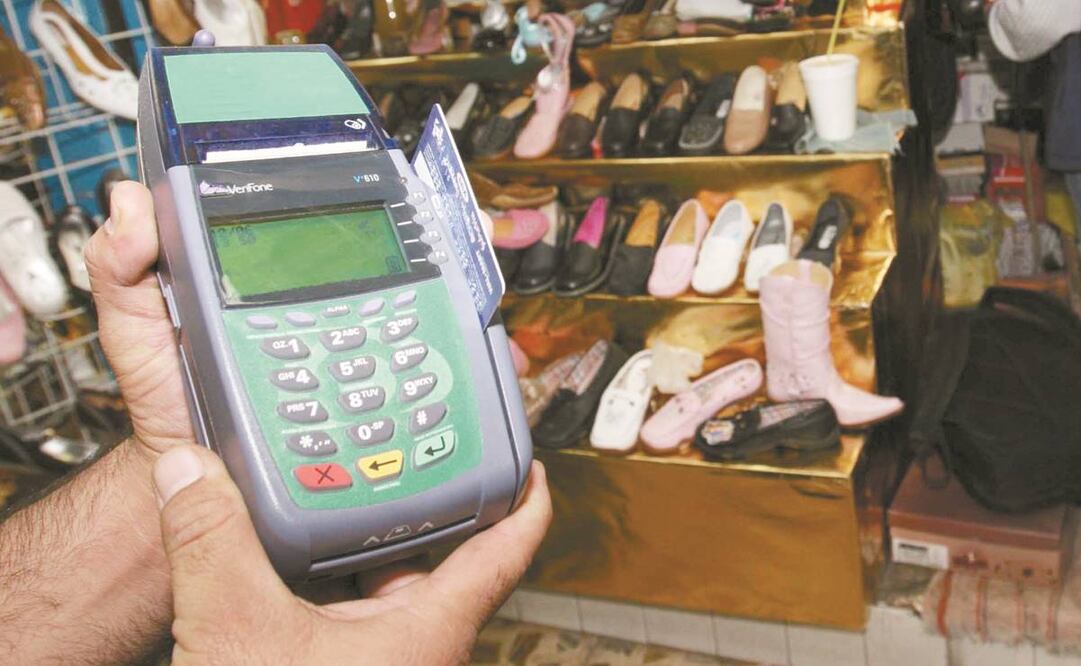 Entre los encuestados, 27.8% refirió que su tasa de interés anual por el uso de la tarjeta de crédito va de 30% a 50%. Foto: Archivo/ El Universal.