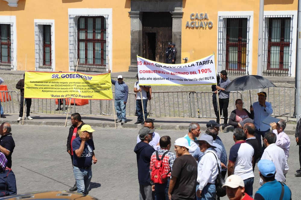 Transportistas protestan en Casa Aguayo en demanda de un aumento en las tarifas | Foto: EsImagen