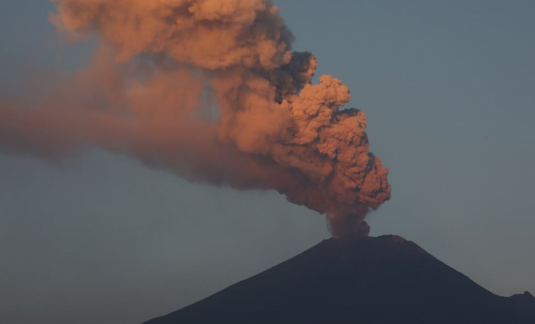 La Secretaría de Salud de Puebla indicó que debido a la ceniza volcánica padecimientos como conjuntivitis han aumentado. | Foto: Agencia Es Imagen para El Universal Puebla