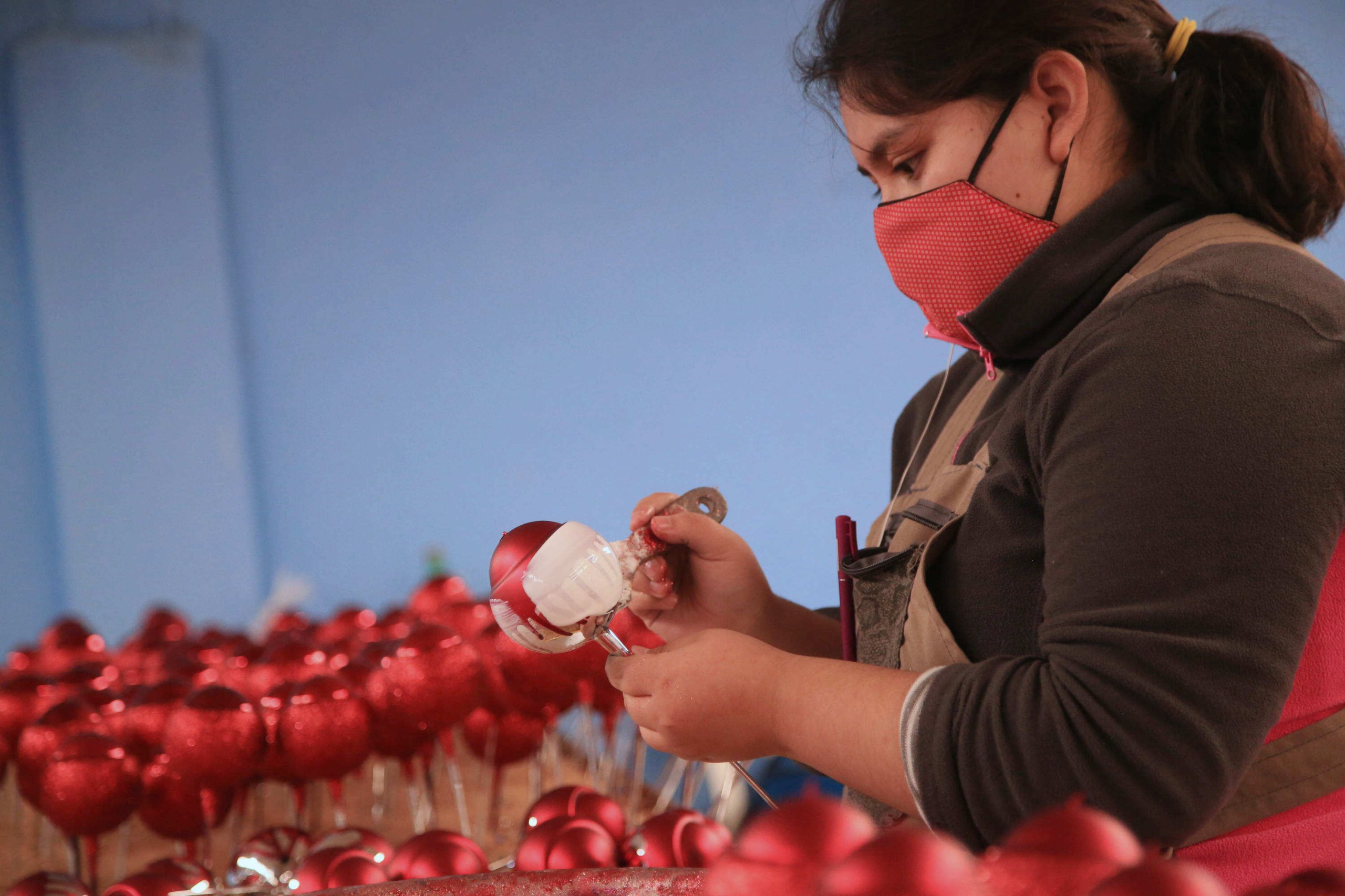 En esta temporada navideña crecen las ventas de esferas en Chignahuapan | Agencia Es Imagen para El Universal Puebla