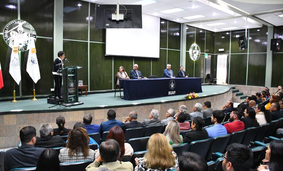 Lilia Cedillo presidió el tercer informe de la facultad. | Foto: BUAP