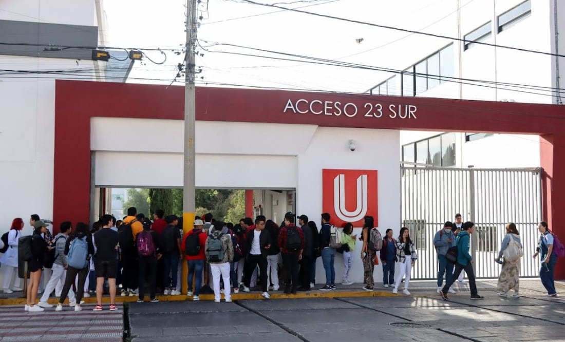 Estudiantes impidieron el acceso a la UPAEP en demanda de mayor seguridad | Foto: Agencia Es Imagen para El Universal Puebla