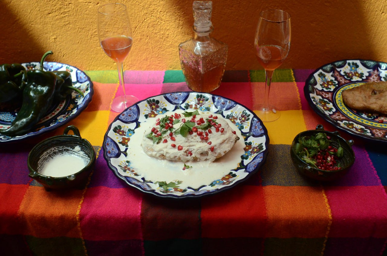 Los chiles en nogada pueden disfrutarse en San Andrés Calpan | Foto: EsImagen