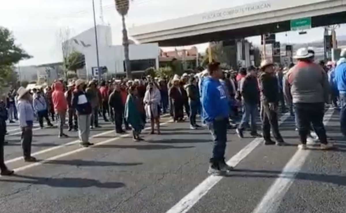 Manifestantes de Coyomeapan cierran la caseta de Tehuacán