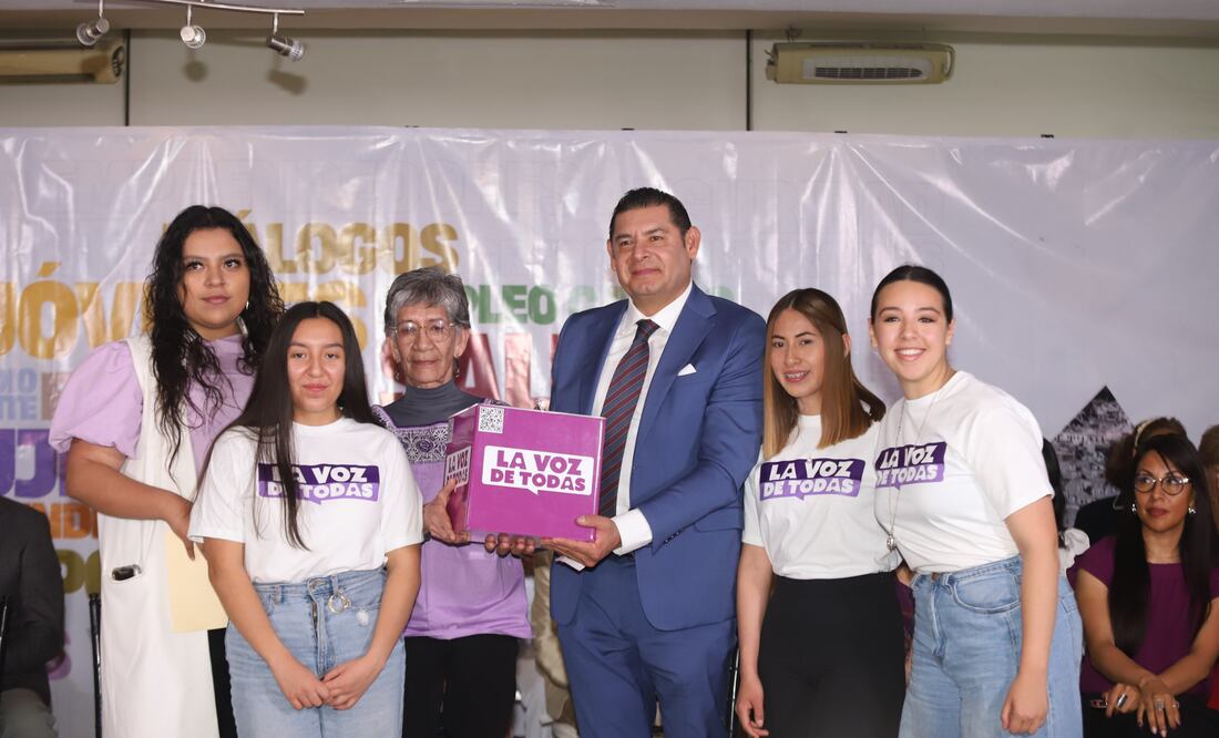 Alejandro Armenta asistió al conversatorio con mujeres "La voz de todos" | Foto: EsImagen