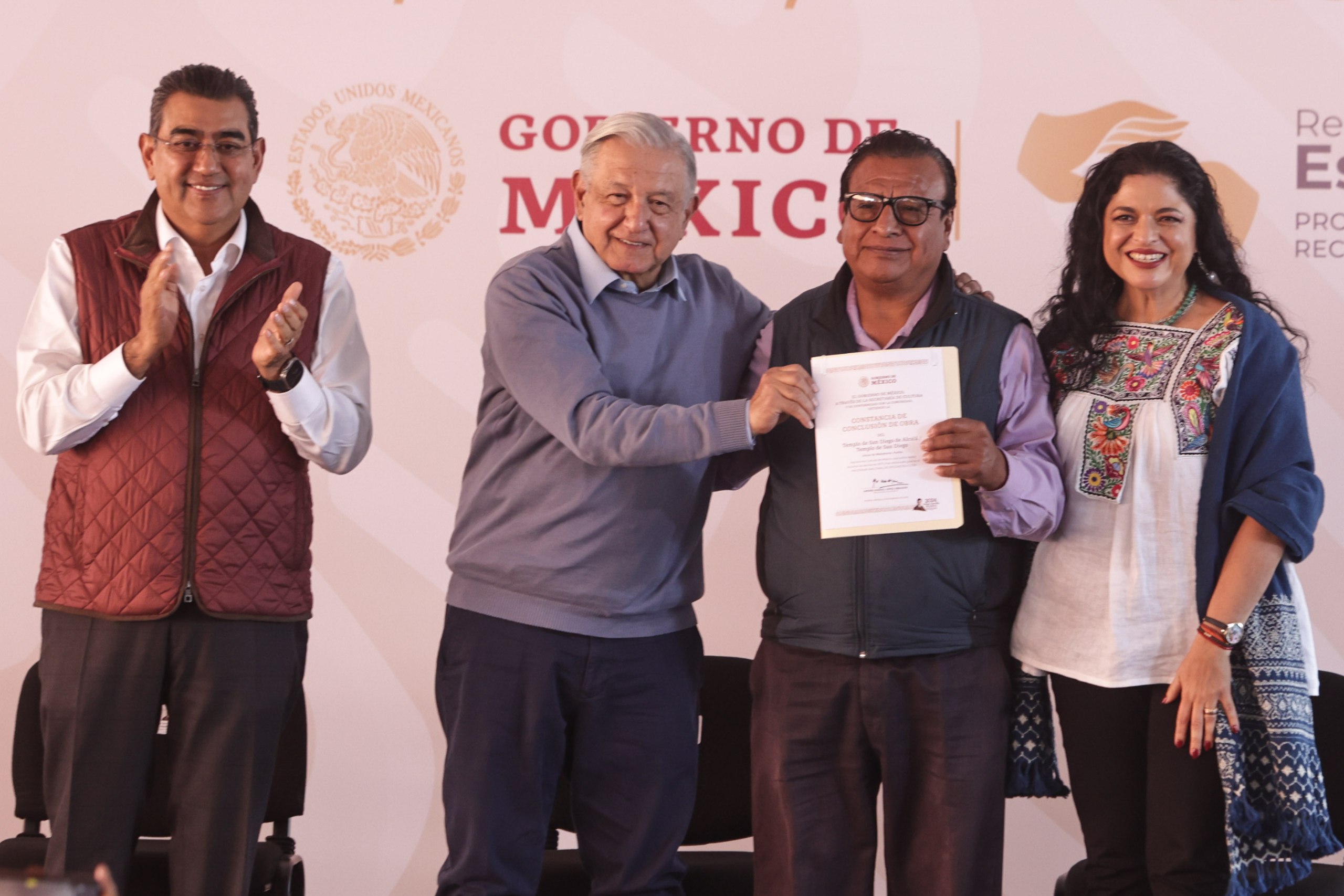 AMLO entrega templos restaurados tras sismo de 2017 en Puebla