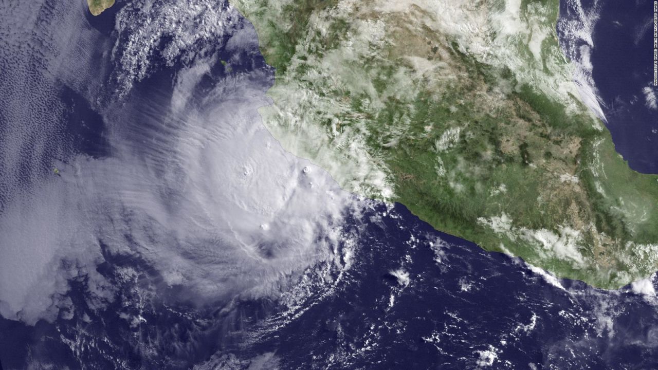 La zona de baja presión, que podría convertirse en el ciclón tropical Bud, se localiza al sur de Baja California y presenta una probabilidad del 10% de desarrollo ciclónico en los próximos 7 días. 
Foto: Producción El Universal Puebla