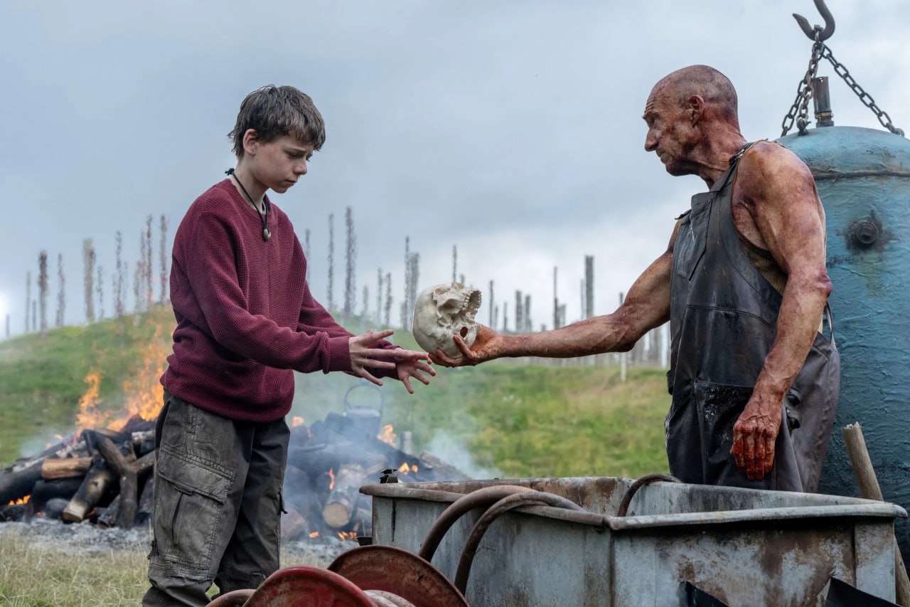 Ralph Fiennes (derecha) se luce con una breve, pero significativa aparición en pantalla, creando una de las mejores secuencias del filme | Foto: Sony Pictures