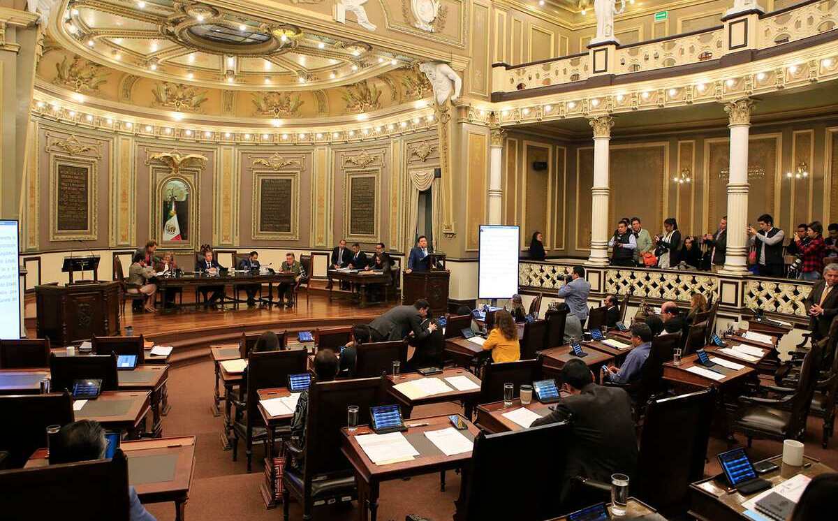 Si el aborto se realiza fuera de este período, se establecen sanciones: la persona gestante podría enfrentar de seis a 12 meses de cárcel, mientras que la persona que asista en el proceso podría recibir una pena de uno a tres años de prisión.

Foto: Producción El Universal Puebla