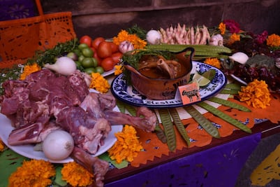 ¿Cuánto cuesta un juego de caderas de chivo para el mole en Tehuacán?