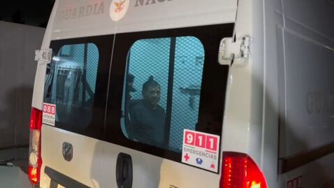 VIDEO Así es el momento en el que llega Mario Marín a su casa para cumplir la prisión domiciliaria