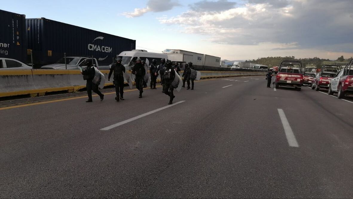 Ante la cerrazón de los manifestantes, intervino la Policía Estatal con apoyo de la Guardia Nacional | Foto: Agencia Es Imagen para El Universal Puebla