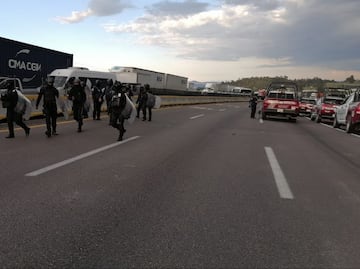 Policía estatal desaloja a manifestantes y libera la autopista México-Puebla