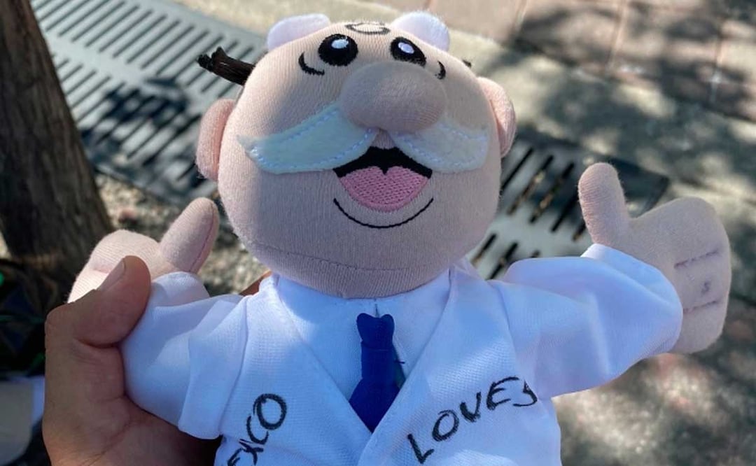 El peluche del Dr. Simi se ha vuelto popular por ser arrojado en conciertos | Foto: Redes Sociales