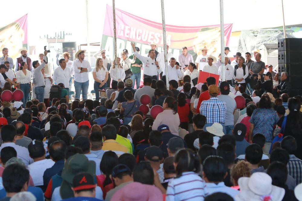 Alejandro Armenta obsequió una recicladora a comerciantes | Foto: Especial