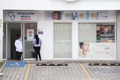 ¿Quién regula los consultorios médicos de las farmacias particulares en Puebla?