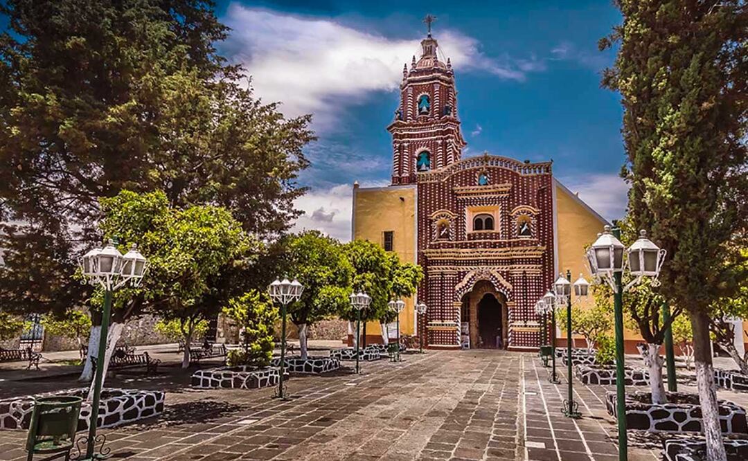 La iglesia de la Inmaculada Concepción es un sitio imperdible si vas a Santa María Tonantzintla en San Andrés Cholula | Foto: Felipe Sandoval