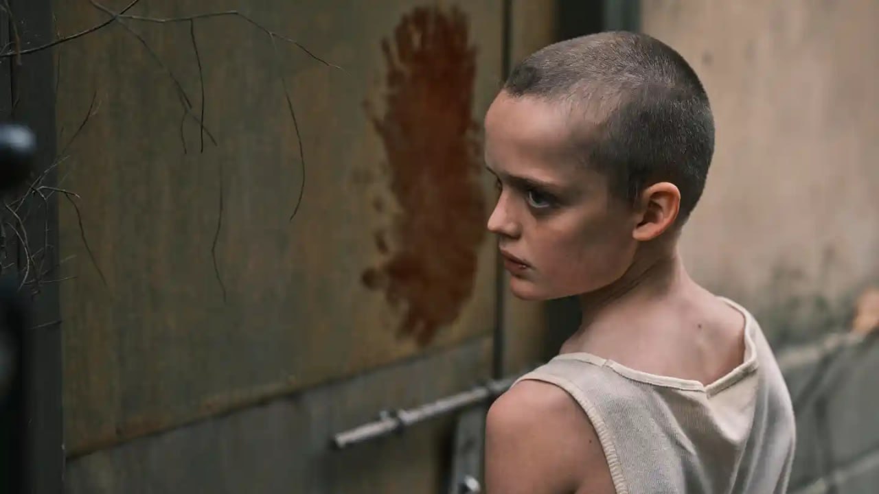 Jonah Wren Phillips hace un espectacular trabajo durante toda la película, entregando una actuación aterradora basada en el silencio | Foto: A24