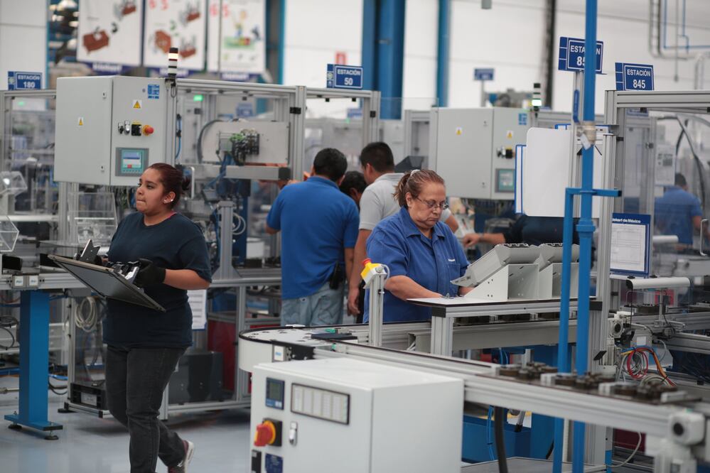 Las mujeres que trabajan y reciben un salario son menos que los hombres | Foto: Agencia Es Imagen para El Universal Puebla
