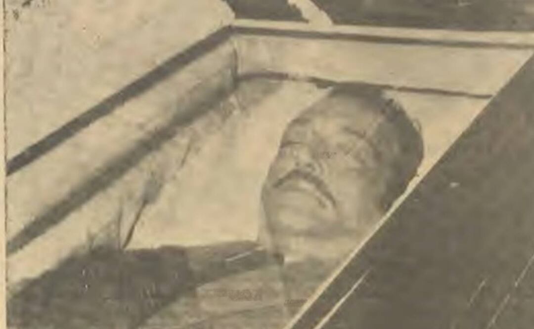 El cuerpo del gran actor Jorge Negrete reposa en un ataud. Foto: Hemeroteca El Universal