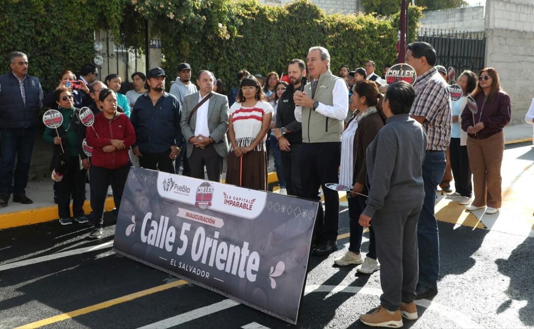 Gobierno de Pepe Chedraui pavimenta calles de colonia El Salvador | Foto: Ayuntamiento Puebla.
