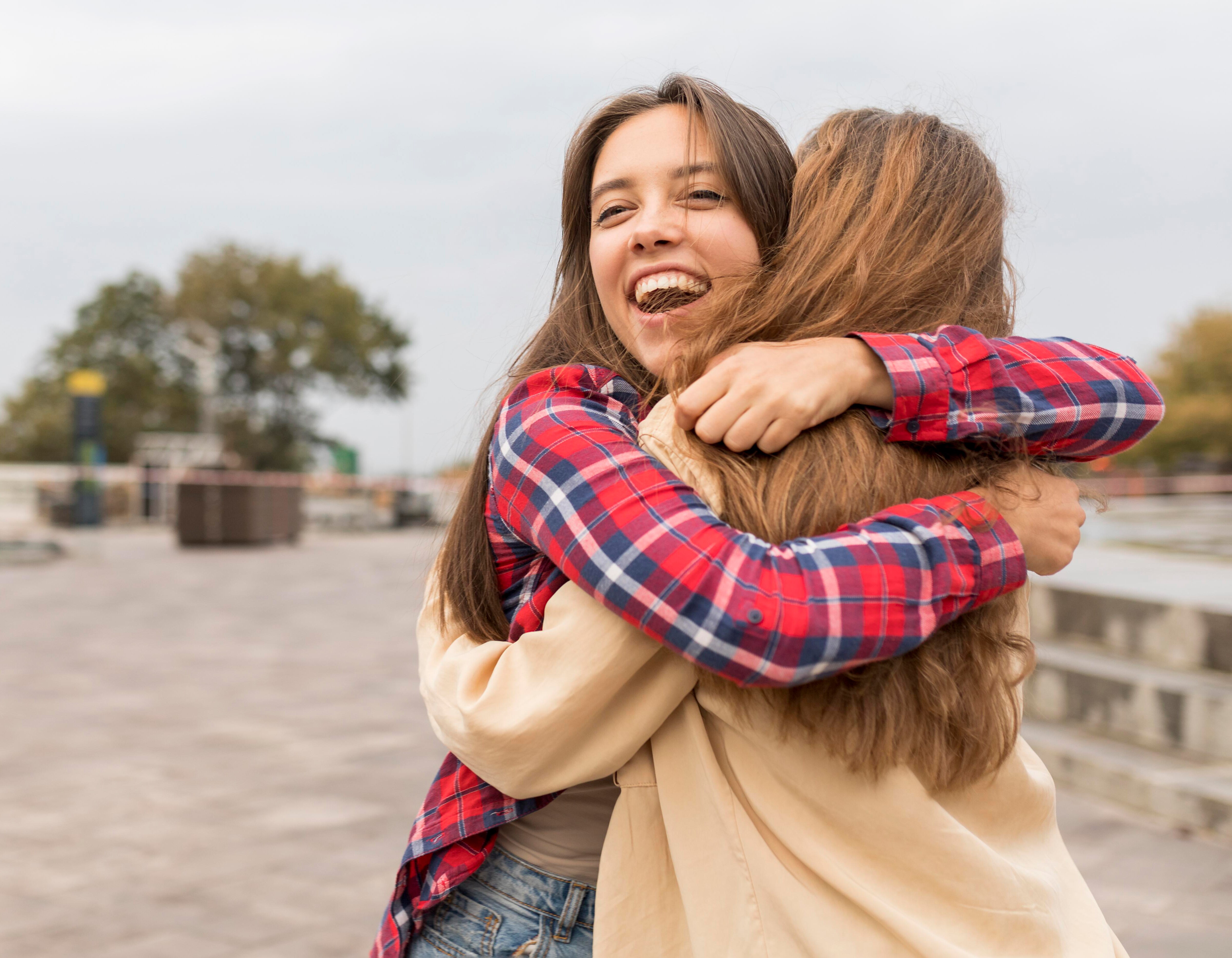 De acuerdo con el Instituto Europeo de Psicología Positiva (IEPP), abrazar es un gesto practicado desde el primer año de vida, que libera biológicamente hormonas como la oxitocina, la serotonina y las endorfinas durante el contacto físico. 

Foto: Producción El Universal