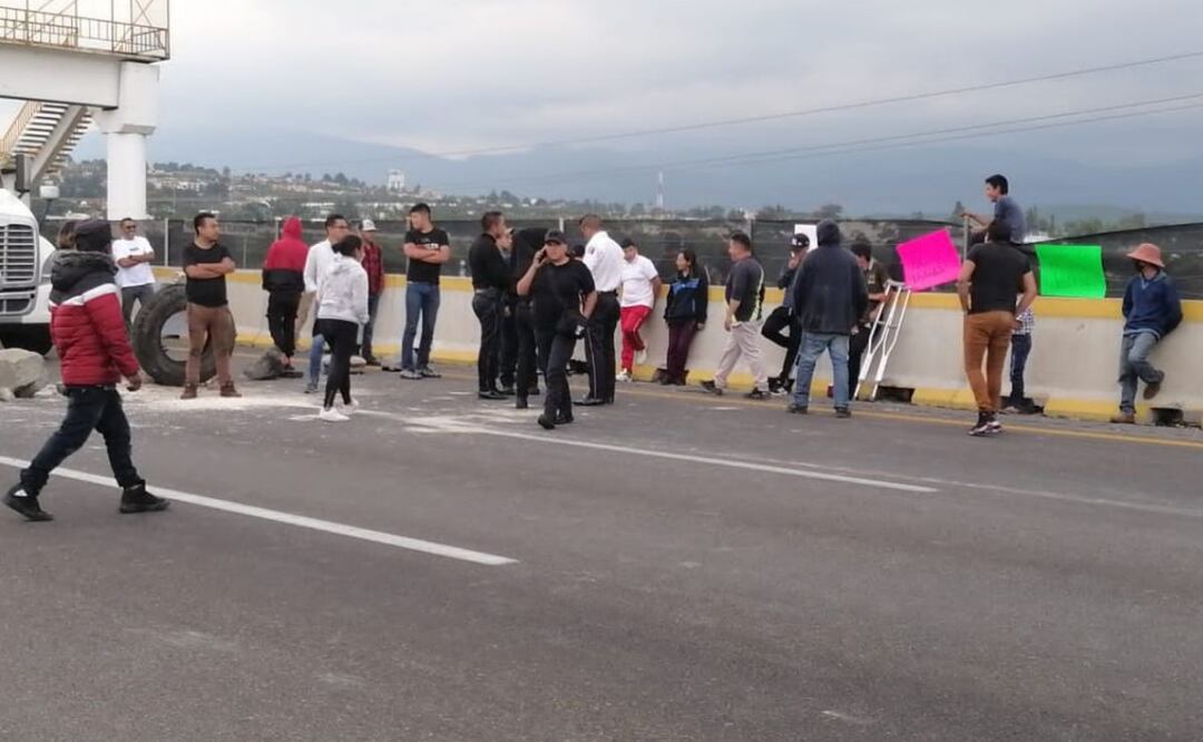 Manifestantes de Santa Rita Tlahuapan cerraron la autopista México-Puebla en ambos sentidos | Foto: Agencia Es Imagen para El Universal Puebla