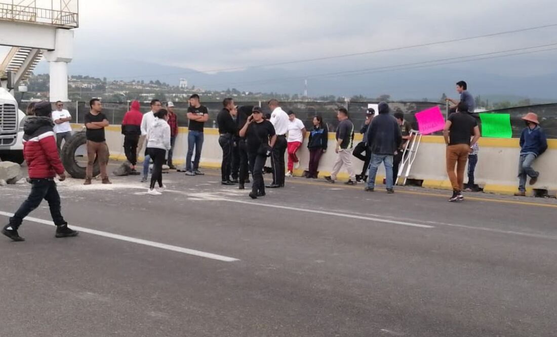 Manifestantes de Santa Rita Tlahuapan cerraron la autopista México-Puebla en ambos sentidos | Foto: Agencia Es Imagen para El Universal Puebla