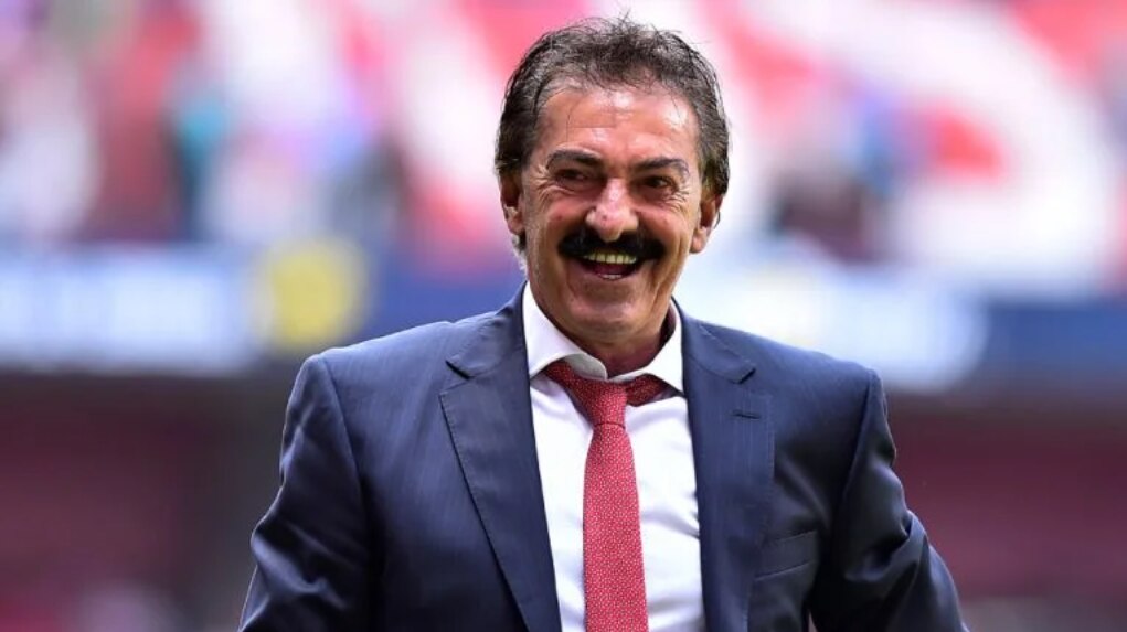 Ricardo La Volpe es, sin duda, uno de los entrenadores más emblemáticos y controvertidos en la historia del fútbol mexicano. 


Foto: Producción El Universal Puebla