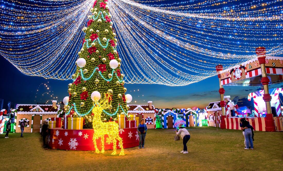 Las calles y plazas se iluminan con un sinfín de luces brillantes, mientras que adornos festivos y árboles de Navidad decoran cada rincón, creando un ambiente acogedor y festivo.
Foto: Producción El Universal Puebla