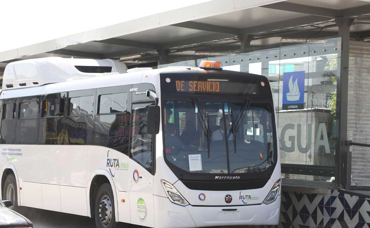 El grupo delincuencial amaga con armas de fuego a los pasajeros de la RUTA para robarles | Foto: Agencia Es Imagen para El Universal Puebla
