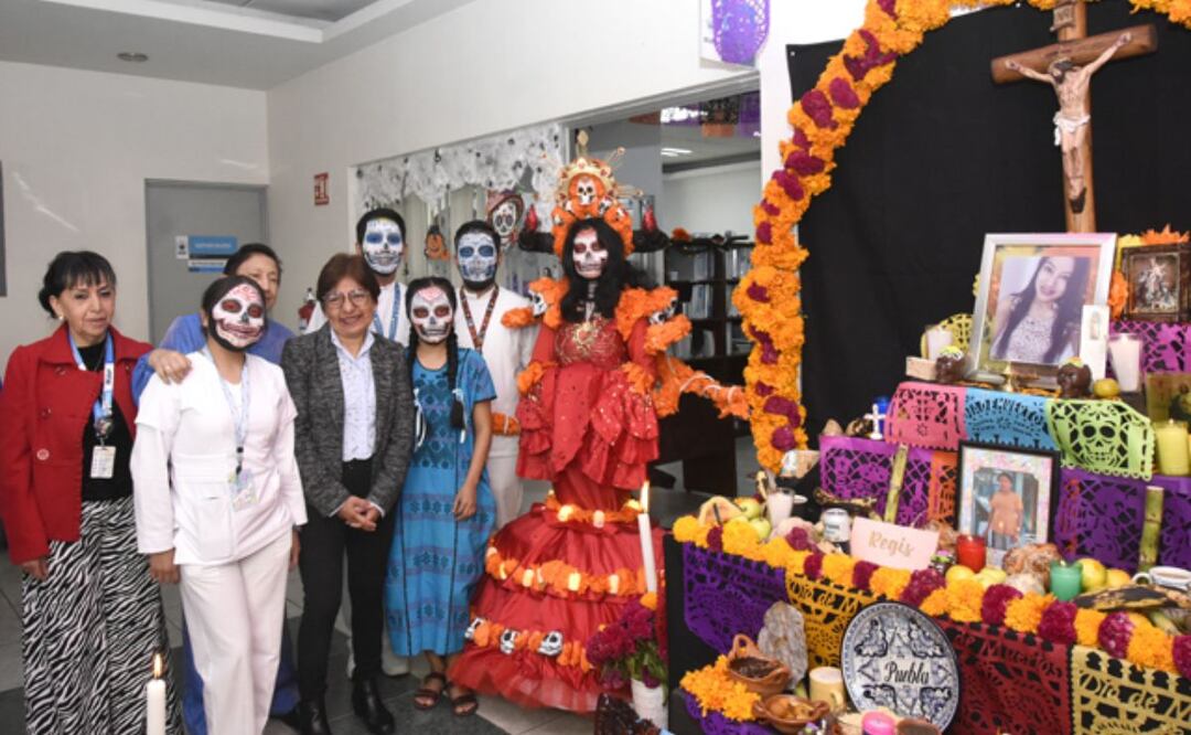 Lilia Cedillo realizó un recorrido por las ofrendas instaladas en las diferentes dependencias y unidades académicas | Foto: BUAP