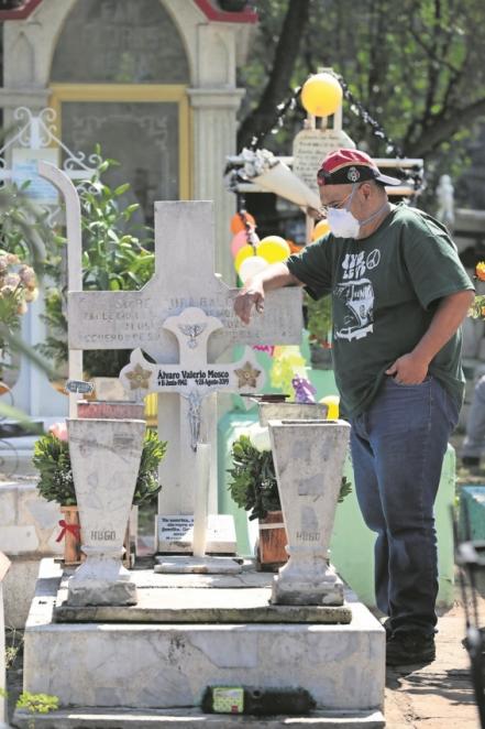 Panteón se llena de colores globos y canciones 
