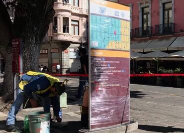Dan mantenimiento a mobiliario informativo del Centro Histórico de Puebla