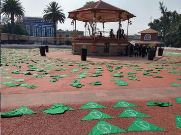 Colocan tapete verde en Paseo Bravo; exigen interrupción legal del embarazo en Puebla 