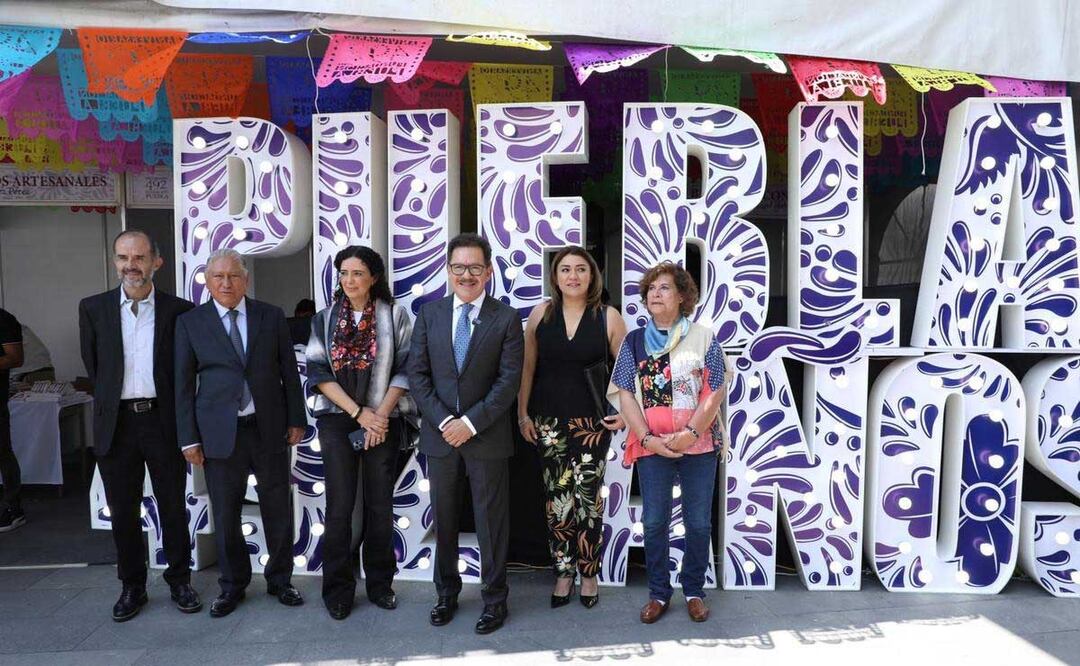 En la explanada de la Cámara de Diputados se instalaron puestos de artesanías y antojitos típicos de Puebla | Foto: especial