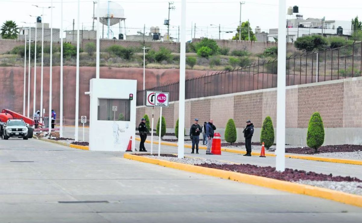 Desde hace algunos días ya hay vigilancia en la caseta que se encuentra antes de llegar al almacén | Foto: Diego Prado / EL UNIVERSAL