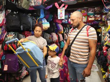 Por inicio del ciclo escolar 2023-2024, bendicen mochilas en Puebla