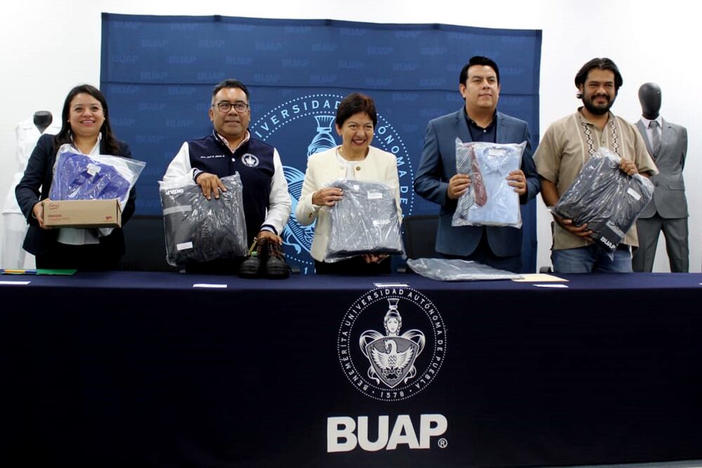 Entrega Rectora María Lilia Cedillo Ramírez uniformes para personal | Fotos BUAP