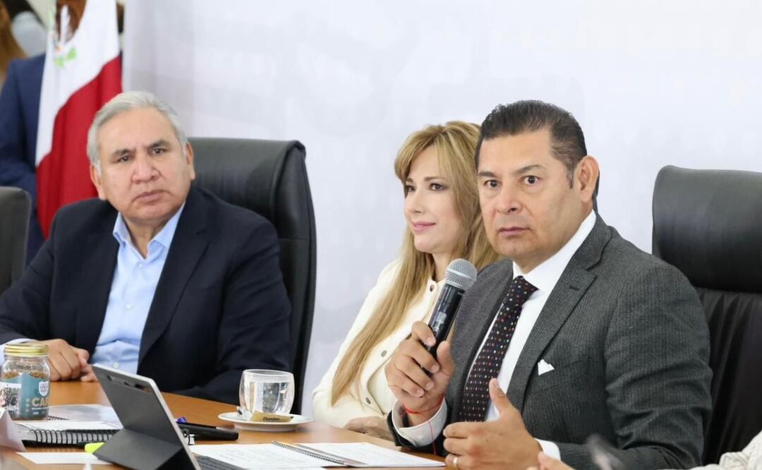 En total, y con donaciones de organizaciones como FUCAM, Fundación Alma y Fundación Betania, más de 23 mil 400 familias recibirán sillas de ruedas, auxiliares auditivos, bastones, muletas, lentes de armazón y prótesis | Foto: Gobierno del Estado