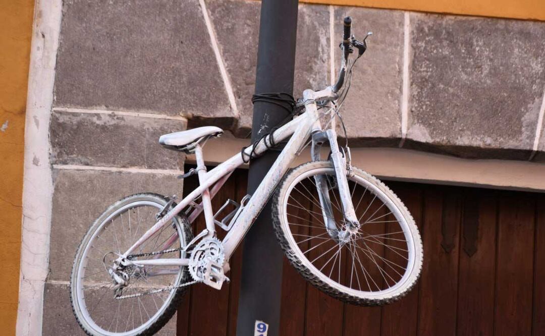 La bicicleta blanca suele amarrarse o colgarse de un poste cercano al punto donde un ciclista perdió la vida | Foto: Agencia Es Imagen para El Universal Puebla