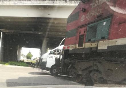 Combi le intentó ganar el paso al tren en Xochimehuacán