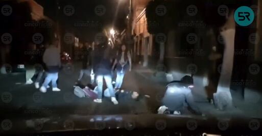 VIDEO. Se arma pelea campal afuera de bar en el centro de Puebla; un joven quedó inconsciente