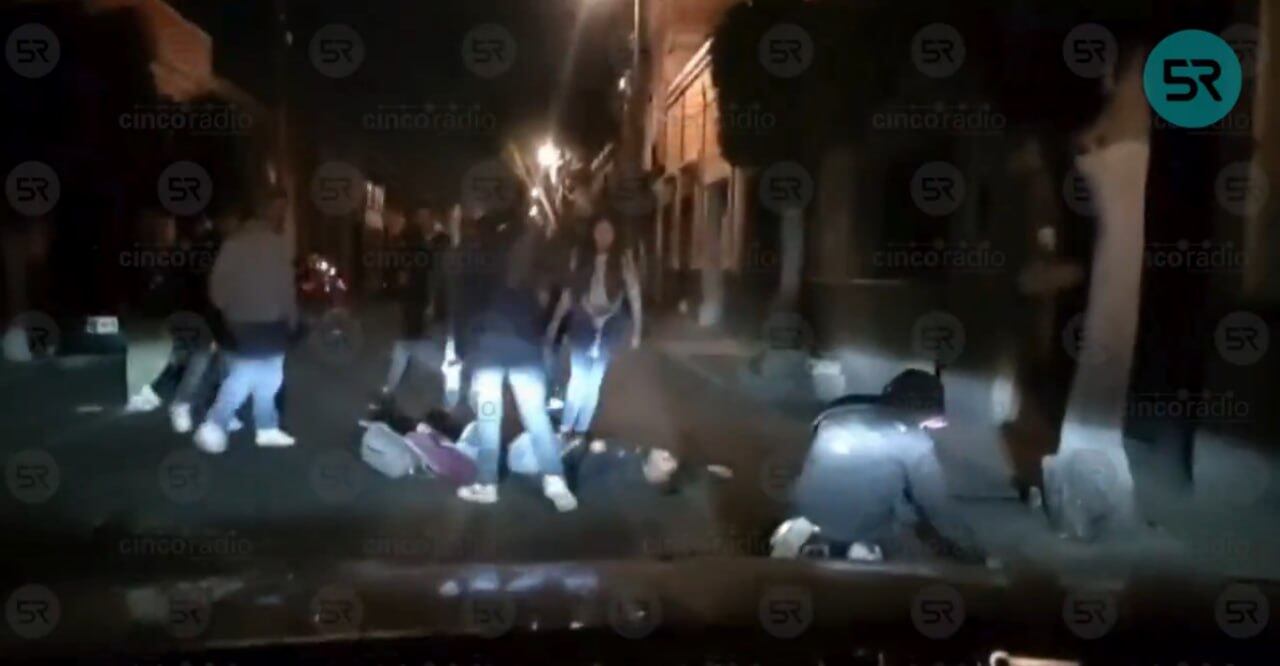 Al menos 10 jóvenes se enfrascaron en una pelea en el Centro Histórico de Puebla | Foto: Captura Cinco Radio