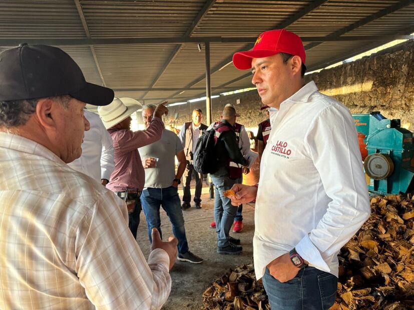 Lalo Castillo se reunió con productores de mezcal en Puebla | Foto: Especial