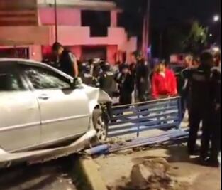 VIDEO Ebrio atropella a 3 personas que estaban sentadas en una banca