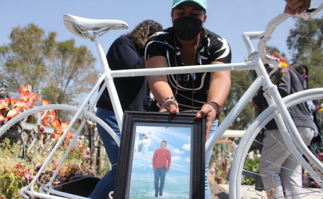 Colocan bicicleta en su tumba