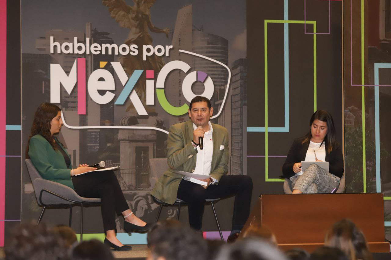 Alejandro Armenta asistió al conversatorio en la UPAEP | Foto: EsImagen